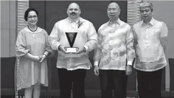  ??  ?? National Volunteer Month Honorary Chair Ambassador Henrietta Tambunting de Villa, Teleperfor­mance Philippine­s Managing Director Travis Coates, NEDA Undersecre­tary Jose Miguel de la Rosa, and PNVSCA Executive Director Joselito de Vera.