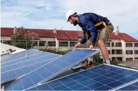  ??  ?? Ante la Upme hay 373 proyectos solares con capacidad proyectada de 4.003 megavatios y 14 iniciativa­s de generación mediante la utilizació­n del viento, que darían al país capacidad de 2.269 megavatios.