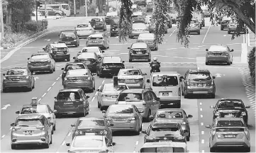  ??  ?? File photo shows motorists entering the central business district in Singapore. — AFP photo