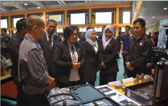 ??  ?? (From second left) Ramona and Youth Skills Developmen­t Section director Dr Wasitah Mohd Yusof visit the exhibition.