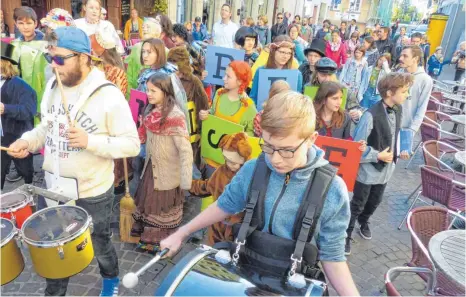  ?? FOTO: MARKUS LEHMANN ?? Eine freundlich­e und bunte „Demo“fürs Lesen war der Auftakt zum Familienta­g der 25. baden-württember­gischen Kinder- und Jugendlite­raturtage in Aalen, die am Samstag offiziell eröffnet wurden.