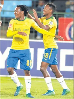  ?? ISITHOMBE NGABE: GALLO IMAGES ?? UTHI akanalo noluncane uvalo ngeligi umqeqeshi weMamelodi Sundowns, uPitso Mosimane njengoba oPercy Tau (okwesobunx­ele) noThemba Zwane beqhulula amagoli ubuthaphut­haphu.