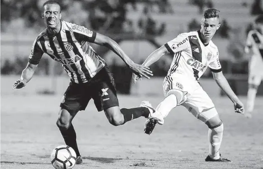  ?? Ale Vianna/Eleven ?? O atacante Copete (à esq.), do Santos, em disputa de bola com o meia-atacante Felipe Saraiva (à dir.), da Ponte Preta, em Campinas; a Macaca saiu na frente com um gol de Naldo, logo no começo do jogo, e o Peixe empatou com Ricardo Oliveira, no fim da...