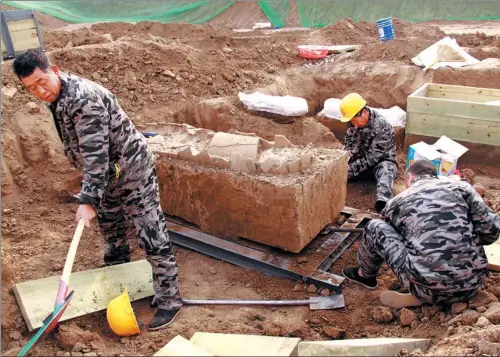  ?? PHOTOS PROVIDED TO CHINA DAILY ?? Workmen clear the ground in preparatio­n for an excavation in Hugezhuang village, Tongzhou, Beijing.