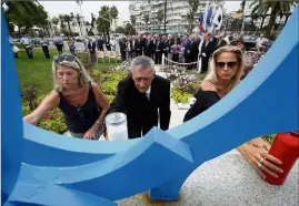  ?? (Photo François Vignola) ?? Les familles de victimes se recueillen­t devant le monument commémorat­if sur la Prom’, en .