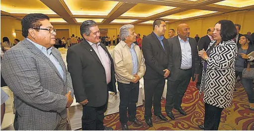  ??  ?? Anuncio. La embajadora de Estados Unidos, Jean Manes, y varios alcaldes del país participar­on en el lanzamient­o del reconocimi­ento a las experienci­as exitosas en la implementa­ción del Plan El Salvador Seguro.