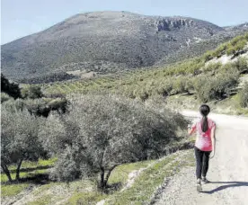  ?? R.C.C. ?? Una joven camina por la ruta de Las Buitreras.