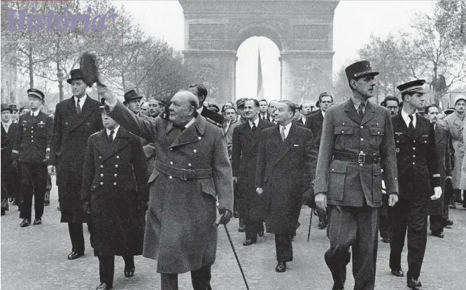  ??  ?? Liderança. Winston Churchill e Charles De Gaulle desfilam em Paris em novembro de 1944, cinco meses depois do Dia D, em que o inglês deixou claro que preferia Roosevelt ao francês