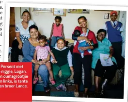  ??  ?? Voor, van links, is ouma Dina Persent met Jamie-Lee Persent, Logan se niggie, Logan, ma Merna met sus Cassidy en oumagrootj­ie Charlotte Arendse. Agter, van links, is tante Leanel Persent, sus Deanay en broer Lance.