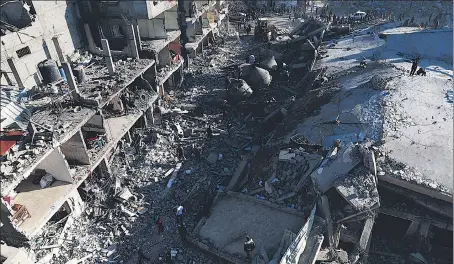  ?? REUTERS ?? Palestinia­ns inspect the site of an Israeli strike on a mosque and houses, in Rafah in the southern Gaza Strip on Thursday.