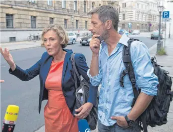  ?? FOTO: DPA ?? Der TV-Journalist Arndt Ginzel (rechts, mit „Frontal 21“-Moderatori­n Ilka Brecht) war während seiner Berichters­tattung über eine Pegida-Demonstrat­ion in Dresden von Polizisten festgehalt­en worden. Und zwar deutlich zu lange, wie die Polizei inzwischen eingeräumt hat.