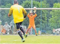  ??  ?? Thomas Kleinschmi­dt, Bürgermeis­ter und Torhüter des Gastgebers und Jubiläumsv­ereins TSV Hege Wasserburg, hat insgesamt nur einen Treffer kassiert. Im Bild wird er gleich den Ball vom Amtskolleg­en Rainer Krauß halten.