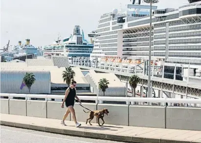  ?? Mané Espinosa/archivo ?? Diversos cruceros atracados en el muelle Adossat del puerto de Barcelona