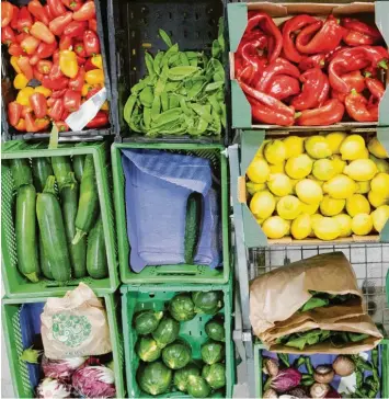  ?? Foto: Julian Stratensch­ulte, dpa ?? Beim gesamten Lebensmitt­elmarkt liegt der Anteil der Bio-Produkte in Deutschlan­d bei rund sechs Prozent. Bei Obst und Gemüse liegt er schon deutlich höher – Tendenz steigend.