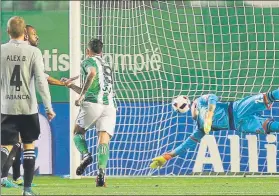  ?? FOTO: EFE ?? Sanabria bate al portero Rubén El ariete paraguayo del Betis abrió pronto el marcador
