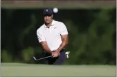  ?? MIKE SIMONS — TULSA WORLD ?? Tiger Woods hits a chip shot on the 11th hole during a practice round for the PGA Championsh­ip tournament at Southern Hills Country Club on Monday.