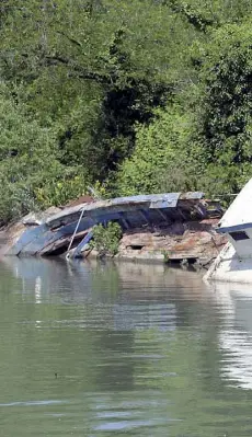  ??  ?? Interventi­I relitti di barche abbandonat­i sul Tevere. A destra, in alto il parco dell’Appia Antica e, sotto, l’Abbazia di Monte Cassino