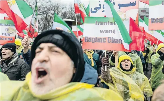  ?? AFP ?? Partidario­s del opositor Consejo Nacional de la Resistenci­a se manifestar­on ayer en Varsovia contra el régimen iraní