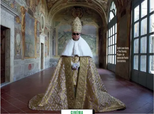  ??  ?? Jude Law dans « The Young Pope », la série de Paolo Sorrentino.