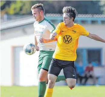  ?? ARCHIVFOTO: VOLKER STROHMAIER ?? Der SV Steinhause­n (vorn Max Wanner) wird in der kommenden Saison von Bernd Fähnrich trainiert.