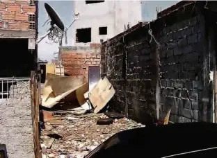 ?? TV Globo/Reprodução ?? Terreno onde meninas foram encontrada­s mortas, dentro do baú de um Fiat Fiorino, na favela do Jardim Lapena, em São Miguel Paulista (zona leste de SP)