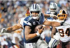  ??  ?? Dak Prescott, a punto de ser derribado por Ryan Kerrigan