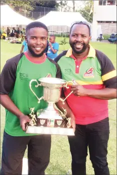  ??  ?? A WINNING SMILE . . . Rising Stars coach Stuart Matsikinye­ri (left) holds the trophy after his team’s success in the Pro50 tournament