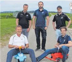  ?? FOTO: SIMON SCHNEIDER ?? Die Organisato­ren vom VfL Nendingen freuen sich auf die Premiere ihres Bobby-Car-Rennens auf dem Häldele (von links): Michael Saile, Michael Würthner, Oliver Bisse, Robin Redle und Daniel Milkau.