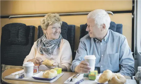  ?? Fotos: dpa ?? Im Nachtzug kann man entspannt reisen und sich Zeit nehmen für die wichtigen Dinge des Lebens.