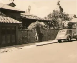  ?? CORTESÍA ?? Mario González Feo a la entrada de su casa en barrio Amón en la década de 1940. En el carro, su hija.