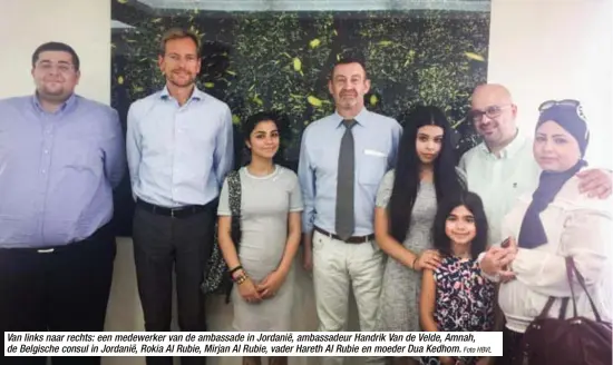  ?? Foto HBVL ?? Van links naar rechts: een medewerker van de ambassade in Jordanië, ambassadeu­r Handrik Van de Velde, Amnah, de Belgische consul in Jordanië, Rokia Al Rubie, Mirjan Al Rubie, vader Hareth Al Rubie en moeder Dua Kedhom.