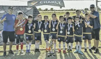  ?? FOTO CORTESÍA ?? LOS JUGADORES de Tuzos San Luis, campeones del torneo Mundialito Food City, celebrado el pasado fin de semana en Phoenix, acompañado­s de sus entrenador­es, Juan Carlos Topete y Luis Mendoza.