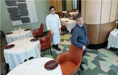  ?? ?? Complicità
Qui accanto, l’architetto Flaviano Capriotti e lo chef Guido Paternollo all’interno del ristorante Pellico 3 dell’hotel Park Hyatt, rifatto secondo il nuovo concept condiviso tra i due. Accanto, la hall sotto la cupola con la zona bistrot e il bar, anch’esso su progetto di Capriotti (fotoserviz­io Carla Mondino). A sinistra, uno scorcio di una suite del Park Hyatt, in stile meneghino