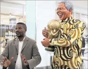  ?? PICTURE: BONGANI MBATHA/AFRICAN NEWS AGENCY (ANA) ?? Artist Lungelo Gumede with his life-like sculpture of Nelson Mandela holding the soccer World Cup trophy which is part of a Madiba sculpture exhibition at the Pearls Mall in uMhlanga.