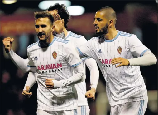  ??  ?? A SIETE DEL DESCENSO. Benito, Eguaras y Verdasca celebran el primer gol del Real Zaragoza.