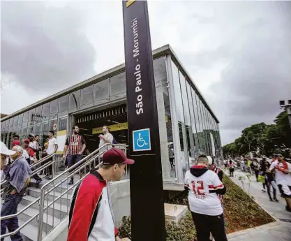  ?? Jardiel Carvalho/folhapress ?? Torcedores do Tricolor desembarca­m na estação São Paulo-morumbi da linha 4-amarela do metrô; local foi testado pela primeira vez pelo público antes de uma partida do time paulista no estádio do Morumbi