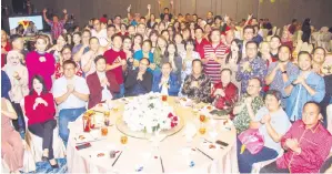  ?? — Gambar Roystein Emmor ?? MERIAH: Dr Sim bersama tetamu kehormat lain dan para pengamal media merakam gambar kenangan pada Majlis Makan Malam Gala Tahun Baharu Cina KDJA di Kuching.