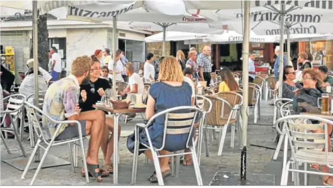  ?? FITO CARRETO ?? Una terraza, repleta de clientes, en el centro de Cádiz.