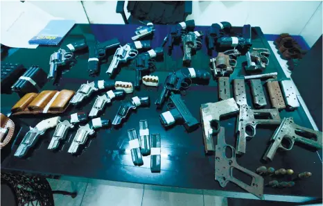  ?? (SUN.STAR FOTO/AMPER CAMPAÑA) ?? ILLEGAL. Firearms confiscate­d in Danao City during last Sunday’s operation are put on display at the CIDG 7 headquarte­rs. These include the 23 firearms police seized from Dexter Pasaje of Barangay Kahumayan, which were confirmed to be “for sale.”