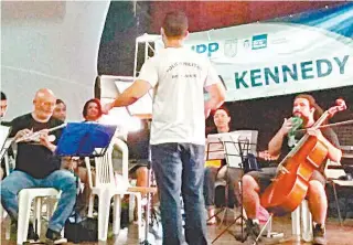  ?? DIVULGAçãO ?? Moradores da Vila Kennedy têm aulas de música dadas por policiais e participam da Orquestra Bela Oeste