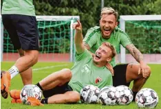  ?? Foto: Kolbert Press ?? Georg Teigl und Tim Rieder (hinten) hatten im Trainingsl­ager trotz der Zukunfts sorgen auch viel zu lachen.