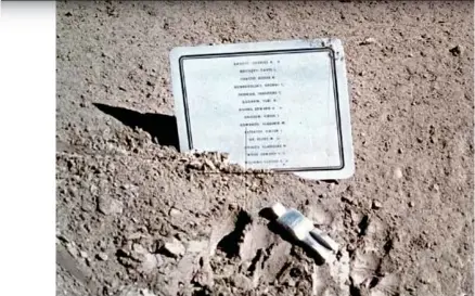  ?? Foto: NASA ?? Apollo 15-astronaute­ne brakte med seg en minneplake­tt og en figur av en romfarer til Månen. På plaketten sto navnene på amerikansk­e og sovjetiske romfarere som hadde mistet livet i forbindels­e med trening og på romferder.