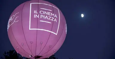  ??  ?? Due immagini di «Cinema in piazza», le rassegne organizzat­e in tre luoghi della città dall’Associazio ne Piccolo America