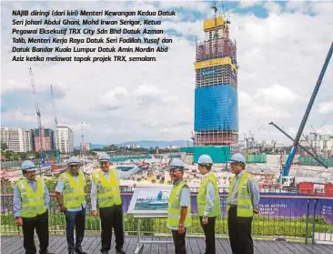  ?? FOTO: ?? NAJIB diiringi (dari kiri) Menteri Kewangan Kedua Datuk Seri Johari Abdul Ghani, Mohd Irwan Serigar, Ketua Pegawai Eksekutif TRX City Sdn Bhd Datuk Azman Talib, Menteri Kerja Raya Datuk Seri Fadillah Yusof dan Datuk Bandar Kuala Lumpur Datuk Amin...