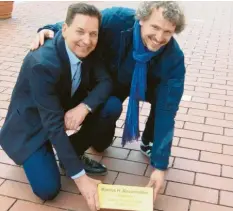  ?? Foto: Bader ?? Kinobetrei­ber Rudolf Huber (links) und Regisseur Marcus H. Rosenmülle­r nahmen schon einmal Maß. Rosenmülle­r bekommt einen Stein auf dem Walk of Fame vor dem Kino. Zur Verlegung will der Geehrte wieder in die Stadt kommen.