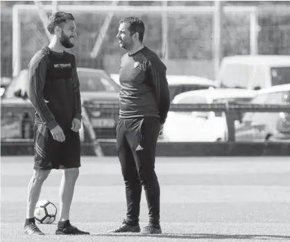  ?? Foto: Mikel Saiz ?? Torres y Diego Martínez conversan antes del entrenamie­nto de ayer.