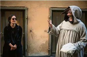  ?? AFP ?? Blast from the past: anderson, in full costume, taking visitors on a ‘plague walk’ around sites in the city. —