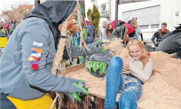  ?? FOTO: ULRICH STOCK ?? Hier wird mit Sägemehl nicht gespart: Eine Hexe und ihr Opfer.