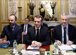  ?? (Photo MaxPPP) ?? Emmanuel Macron, Edouard Philippe et Bruno Le Maire ont reçu, hier à l’Elysée, les grandes entreprise­s dans le but d’apaiser les « gilets jaunes ».