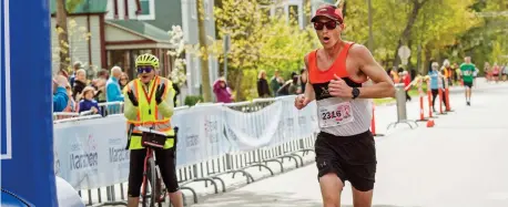  ?? - Gracieuset­é: Stephen MacGillivr­ay ?? Stanley Chaisson a triomphé pour une troisième année de suite au Marathon de Fredericto­n, dimanche matin. Le Prince-Édouardien de Charlottet­own en a aussi profité pour améliorer le record du parcours pour une troisième fois d’affilée.